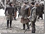 Jon Sníh, Samwell Tarly a Pyp trénují v Černéh hradě.