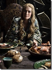 Královna Cersei Lannister u hodovního stolu na Zimohradě.